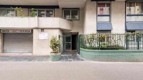 Quartier de la Goutte-d'Or Apartment | Trendy 1BD Retreat with Patio Goutte d'Or