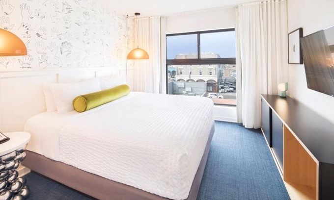 Venice Hotel | Trendy Venice Stay | Kitchen | Balcony | Rooftop Lounge | Free Breakfast