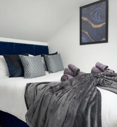 Huntingdon Apartment | Trinity Apartments - 2 Bed Apartment - sleeps 6 - Spacious - Modern - 30 Seconds from High Street
