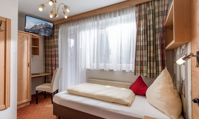 Soell Cottage | Triple room with bath, WC - the Christophorus