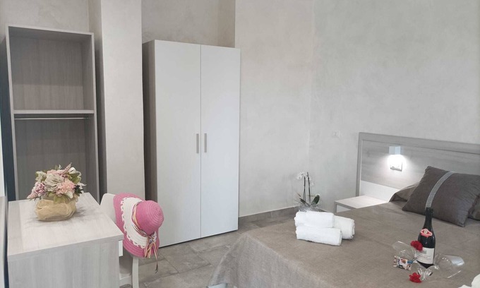 Santa Domenica House | Tropea elegant two-room apartment 2/4 people with POOL a few steps from the SEA