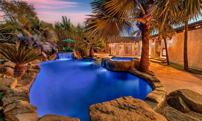 Vista House | TROPICAL 8 BR SALTWATER POOL SPA WATERFALLS CAVE GROTTO Sleep 22 Legoland Beach!