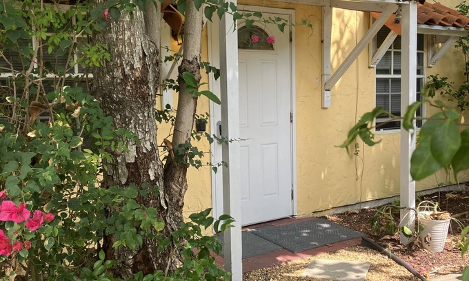 El Cid Cottage | 🌴Tropical Cottage, In The Lovely Palm Beach Historic District LOCATION!