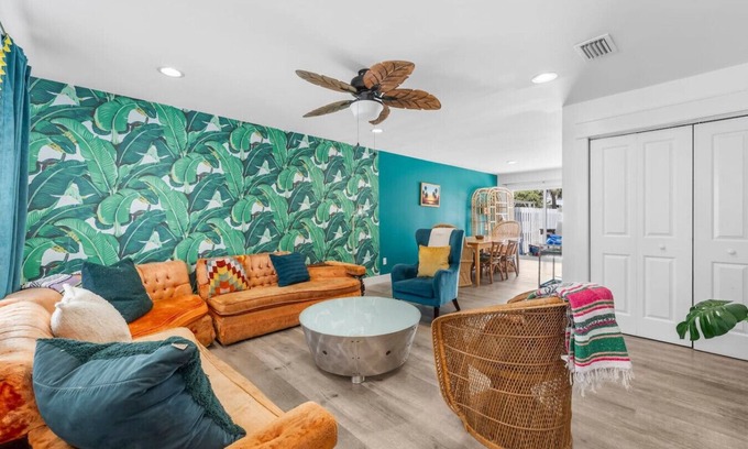 Long Beach Villa | Tropical Oasis~5 min walk to Beach~Self Check-in