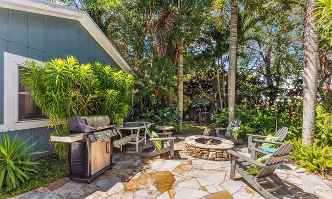Rocky Point Cottage | Tropical Oasis Pool House with full bath and full access to pool.