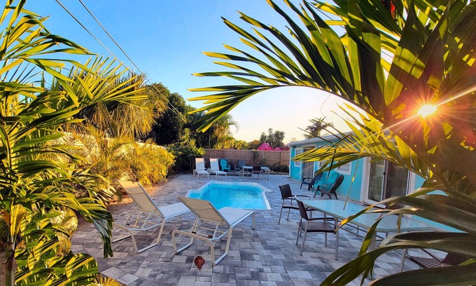 Palm Beach Gardens House | Tropical Paradise Heated Pool - Kayaks &PaddlBrd! 5min to Beach, Stadiums, PGA