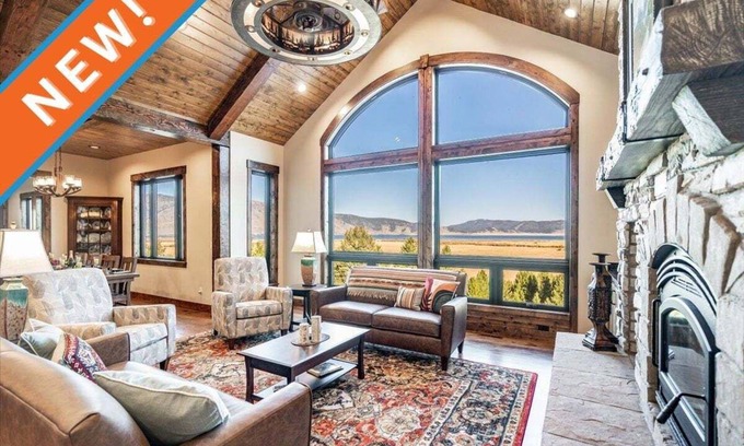 Island Park House | Trumpeter Swan Penthouse,1Br/1 1/2Ba,BBQ,Firepit,Lakeview,20m 2 YNP,Secluded,Deck-Beautiful Views