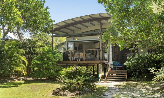 Byron Bay House | Tuckeroo Beach House, Beachfront Suffolk