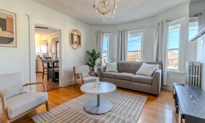 South Medford Apartment | Tufts 3bed home, 15min away from Harvard/Downtown Boston