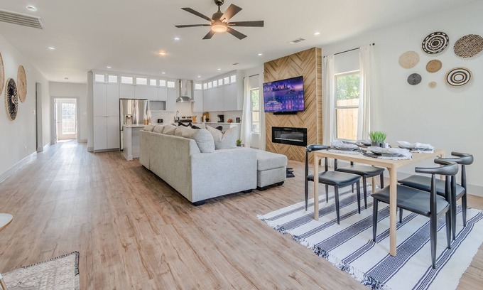 Cedar Crest House | Tulum in Dallas| 4BR Spacious Home| Parking+WI-FI