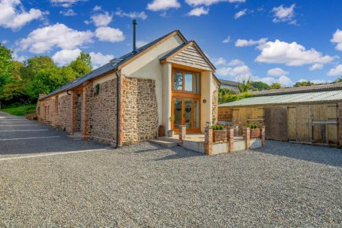 Knowstone House | Tumbledown Barn