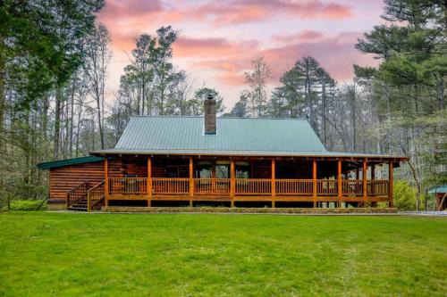 Brevard House | Twin Creeks Lodge by AvantStay 33 Acre Retreat