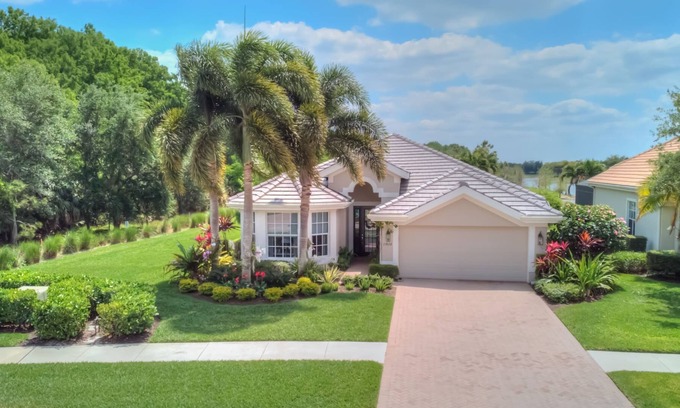 Twin Eagles House | Twin Eagles Pool Home with Full Golf Membership Available to Transfer
