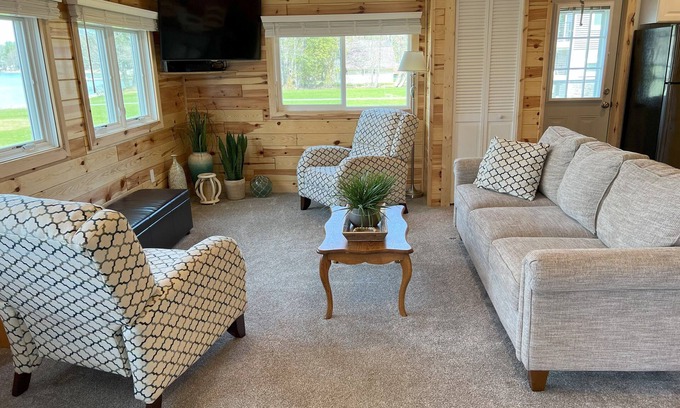 Lewiston Cottage | Twin Lake Retreat - Charming 2-bd cottage, with private boat dock on East Twin.