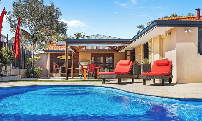 Marmion House | Twin Palms: 4BRM Coastal Retreat with Pool & BBQ.