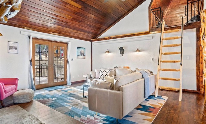 Custer Cabin | Twin Sisters Court · ★Tatanka Hideaway★Hot Tub★Pool-Table★Massive Space