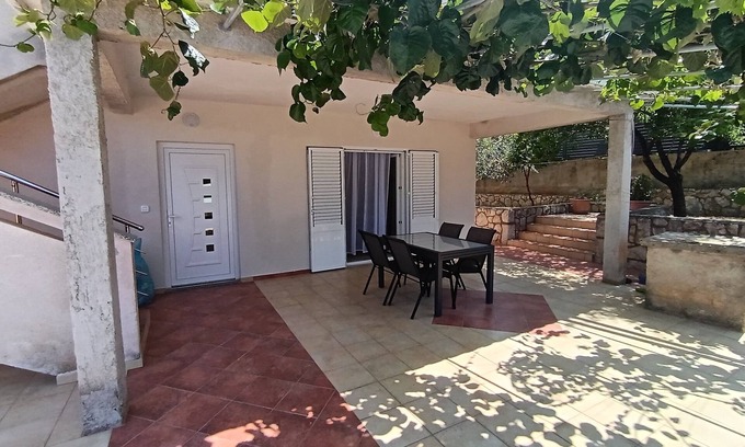 Lun Apartment | Two bedroom apartment with terrace Lun, Pag (A-24796-a)