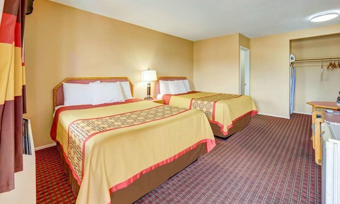 Ashland Hotel | Two Queen Bed Room, Scottish Inns Ashland, Right Off Interstate 5, Free Parking