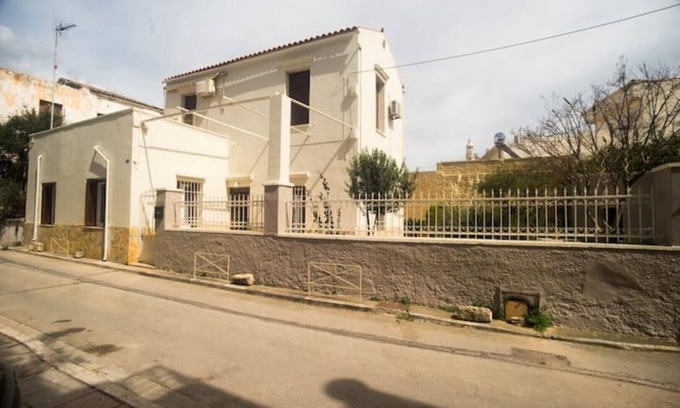 Halepa House | Two-storey recently renovated garden house . Family-sized 15' from the center