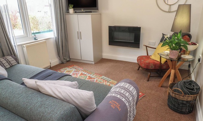 Camborne Cottage | TY METHEVEN, pet friendly, with a garden in Camborne