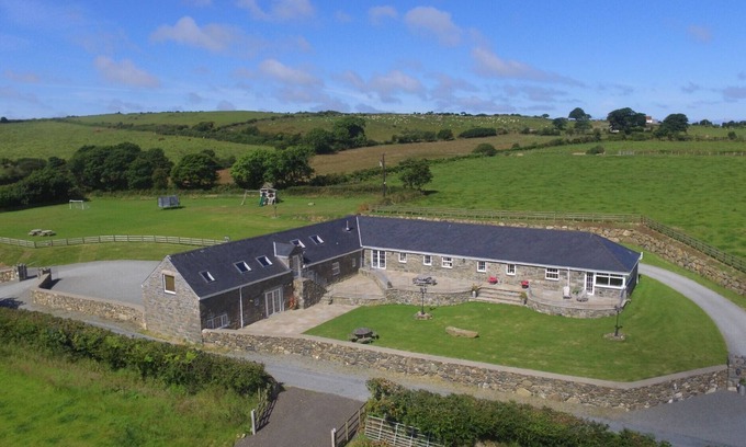 Garn Fadryn House | Ty'r Mynach - Nine Bedroom House, Sleeps 24