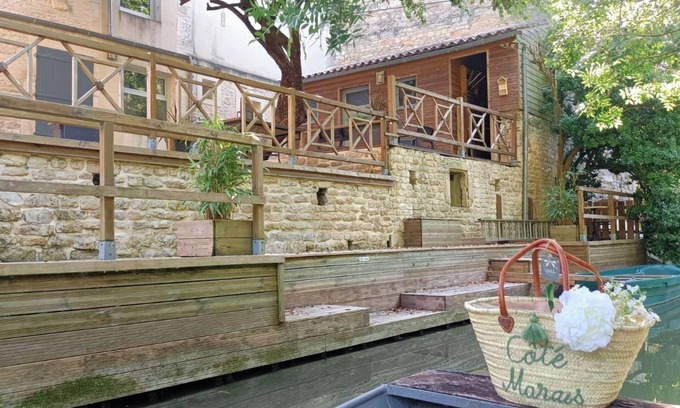Sansais House | Typical house in the Marais Poitevin with private pontoon and rowing boat