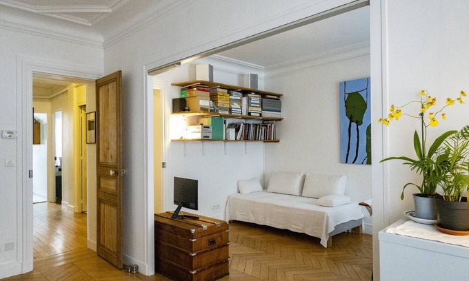 12th Arrondissement Apartment | Typiquement Parisien, Simple, Confortable et Bien Situé