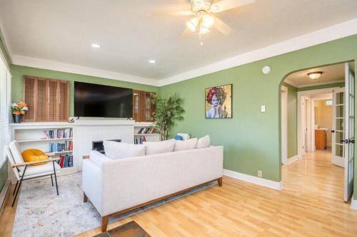 Amazon House | U of O Emerald House Next To Hayward Field w/ Parking!