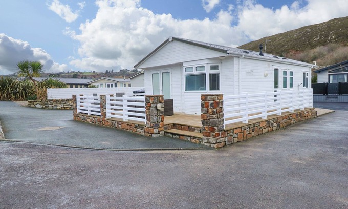Mynytho Cottage | UN DIWRNOD (ONE DAY) THE WARREN T22, pet friendly in Abersoch