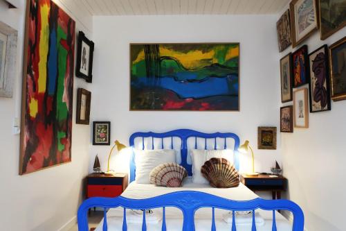 Dieppe House | Une chambre et des tableaux