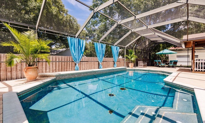 Desoto Lakes House | Uniqe Home in The Heart of Sarasota, 15 min to Beach, 10 min to Downtown!
