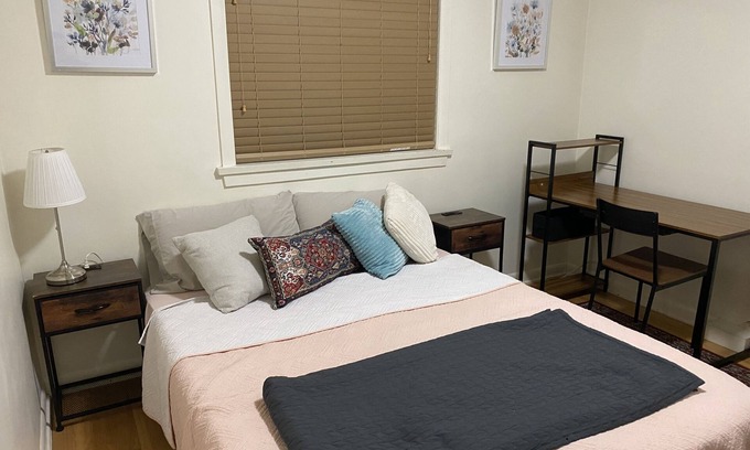 Capitol Hill Apartment | Uniqua and Tranquil near UofC and SAIT