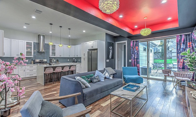 MLK House | Unique 3 BDR for 10, Near Downtown & 6th St!