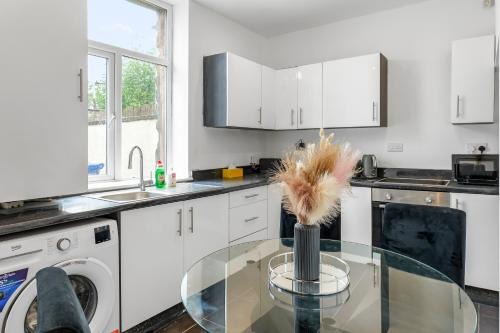 Tottington House | Unique 3 Bedrooms, 3 Ensuite, FREE WiFi, Private Parking