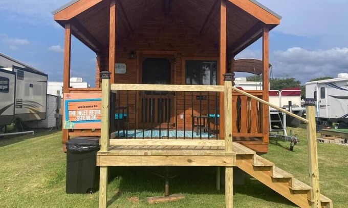Holly Ridge Cabin | Unique Cabin Near Surf City with Loft and Parking