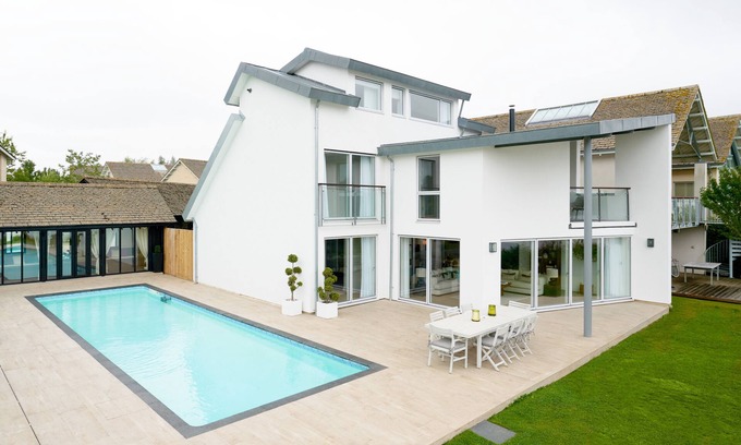 Cirencester House | Unique lakeside property with private outdoor pool, hot tub & exclusive mooring.