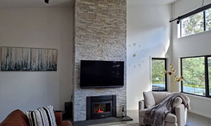 Hepburn House | Unique Villa Amore With hot Swim spa in Daylesford