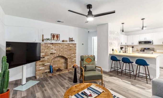 St. Edwards Apartment | Unit D Willowrun · 2 bedroom SoCo retreat | Sleeps 6 | Free PRKG