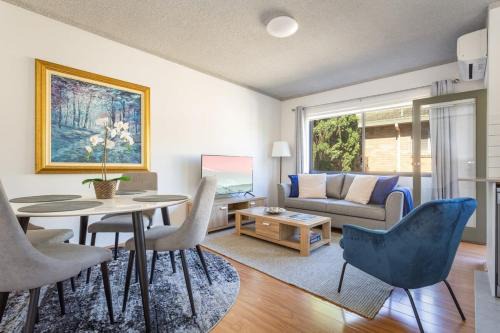 Neutral Bay Apartment | Unit With Balcony, Backyard and Parking Near Shops