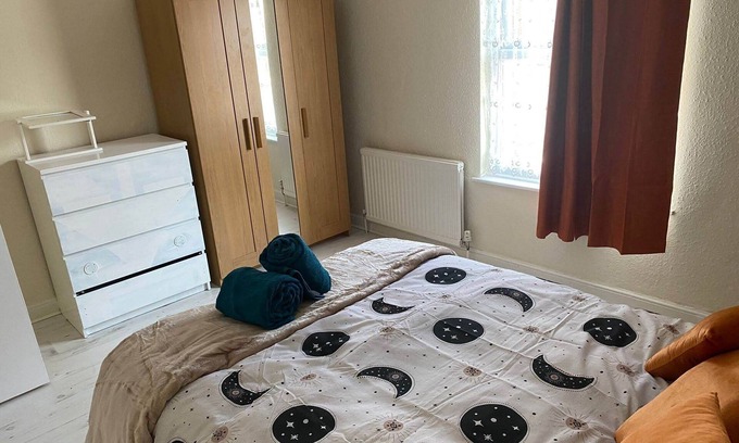 Northampton House | University, Train Station, Buses, Restaurant's, Hospitals, Town Centre , Museum