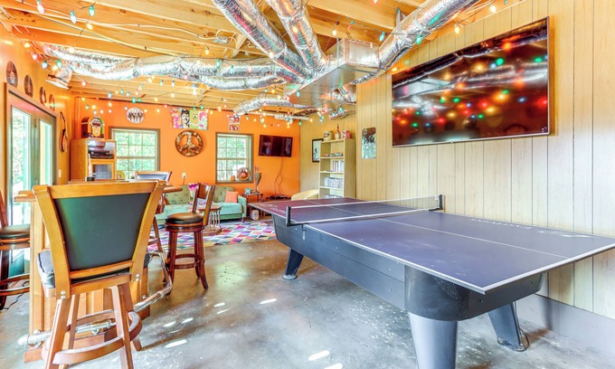 Unaka Cabin | Unwind Fireside + Game Room Fun! Warne Mtn Escape