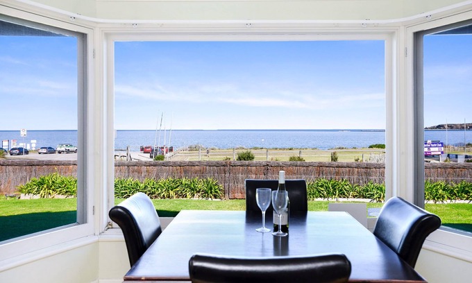Victor Harbor House | Unwind Holidays Coastal Bliss: Spacious Beachfront Getaway for 16-22 Guests