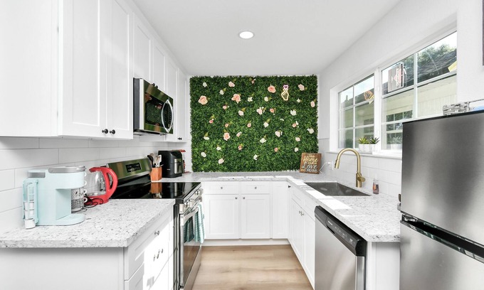 Clodine House | Unwind in Style near Asian Town