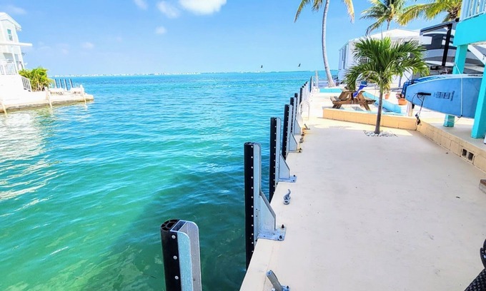 Cudjoe Key Cottage | Updated 2BR,2BA w KING Master,35' SeaWall-Bikes,Kayaks,SUPs, Extra Frig/Bait Frz