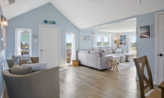 Crystal Beach Cottage | Updated Beach Bum in Crystal Beach! Roomy 2 bedroom - beach in walking distance!