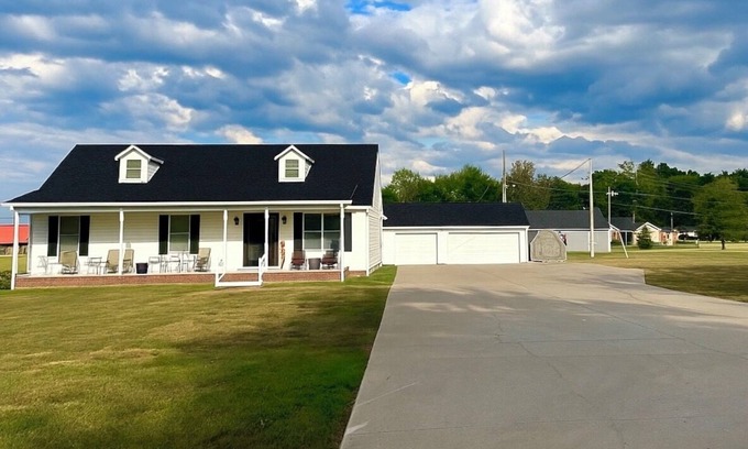 Benton House | Updated home w/huge driveway. Clean, comfy & convenient! Near KY Lake