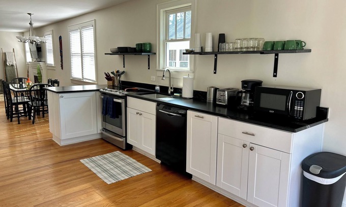North Charleston House | Updated Park Retreat - 3 Queens - Modern & Family-Friendly - Park Circle, N Chs