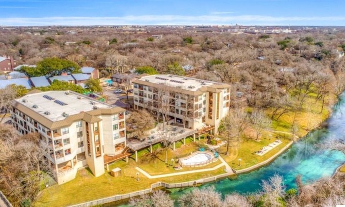 New Braunfels Condo | Updated Single Story Comal River Condo with Pool-Walk to Downtown NB
