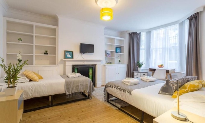 Kemptown Hotel | Upper Rock B1 - triple room en-suite