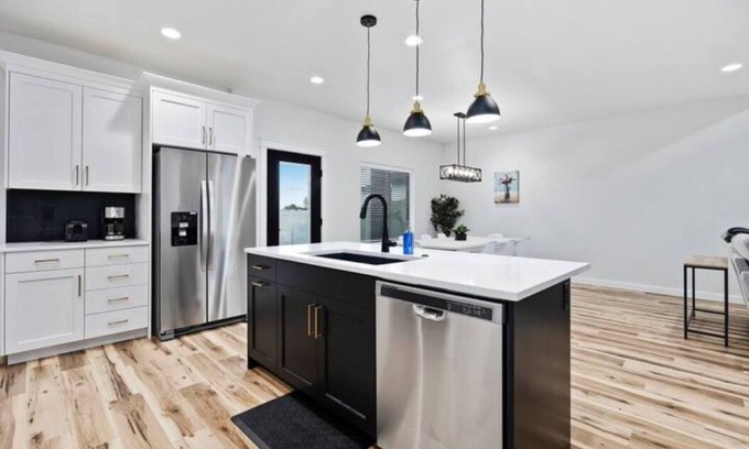 Twin Falls House | Upscale Modern Home | St. Lukes | Garage Parking